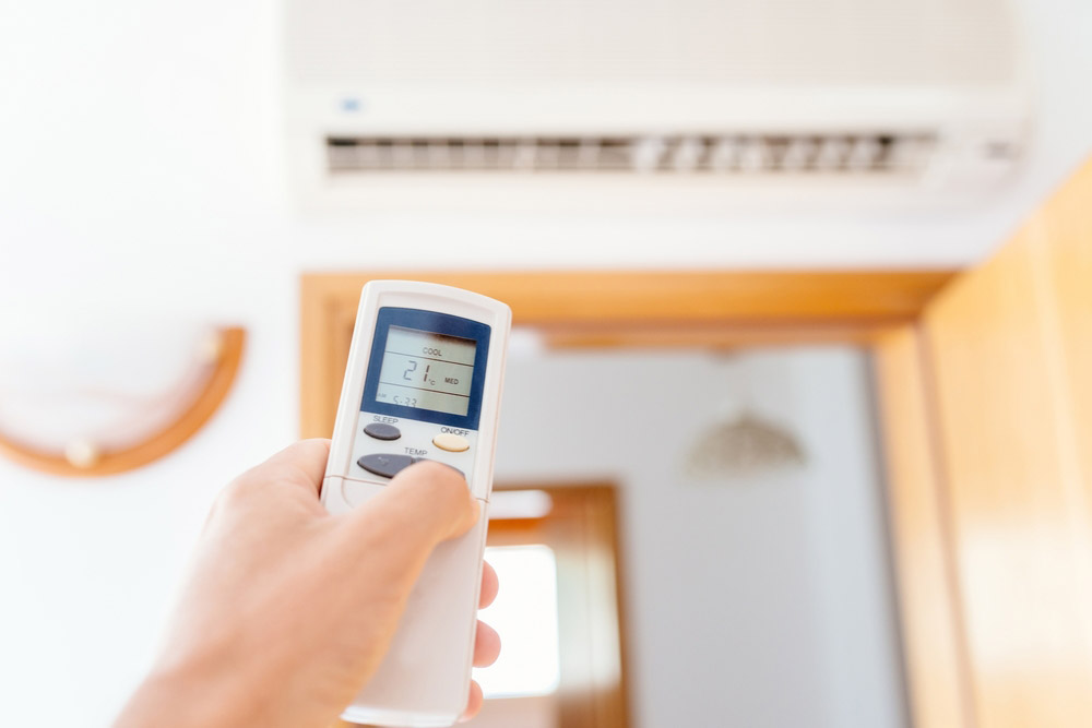 hand adjusting home air conditioner with remote control hand adjusting home air conditioner with remote control